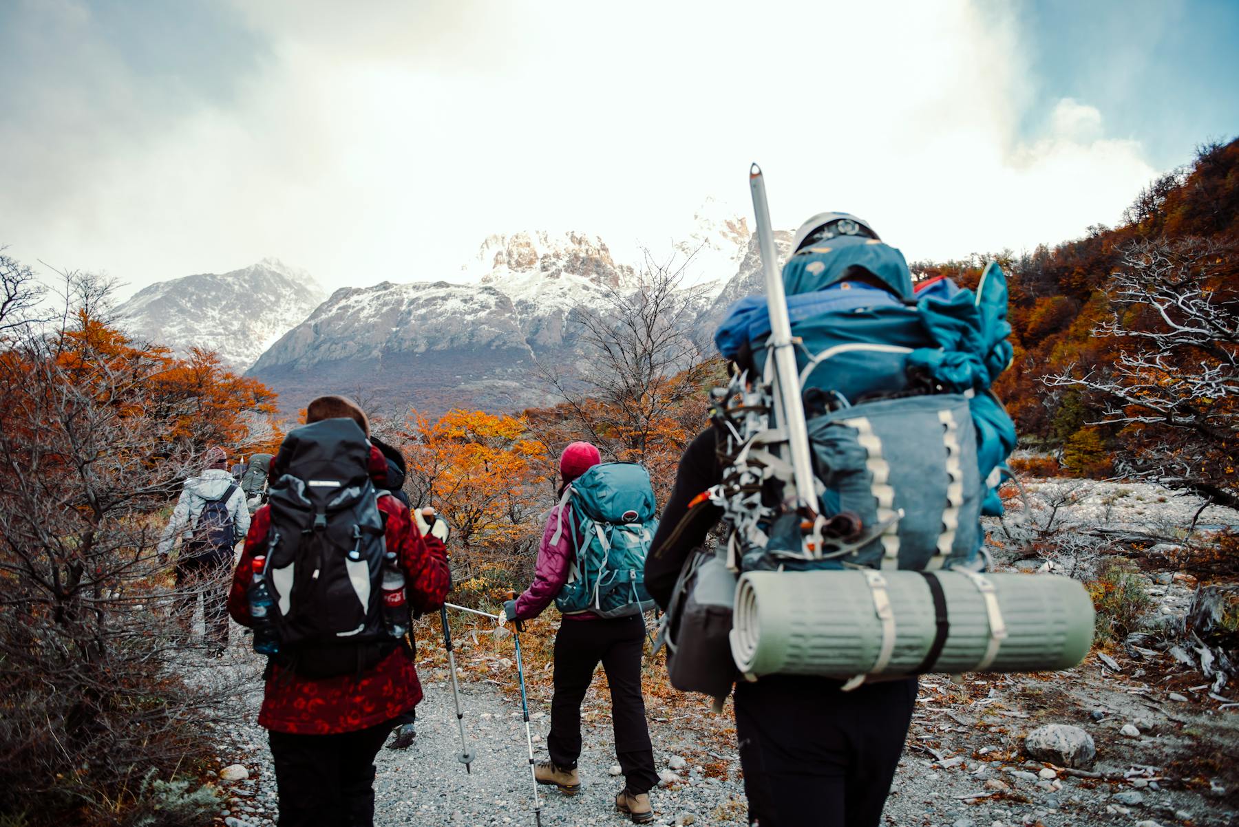 Backpacker viajando con mochila en un paisaje de montaña